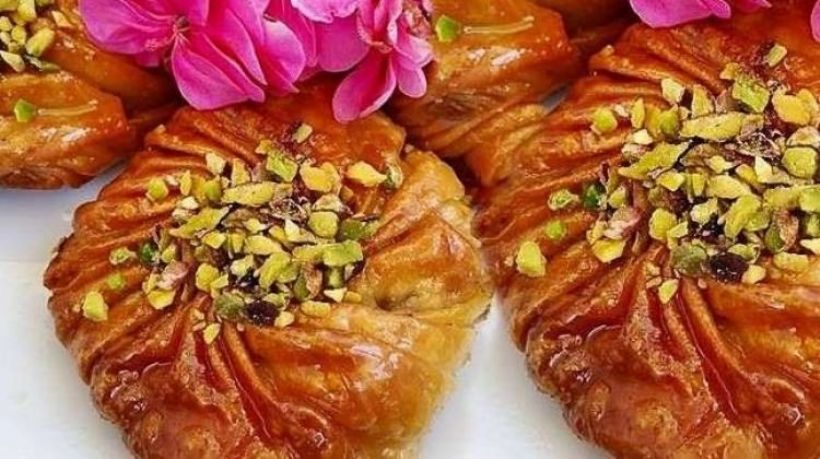 Büzgülü Gül Tatlısı Tarifi ve Malzemeleri