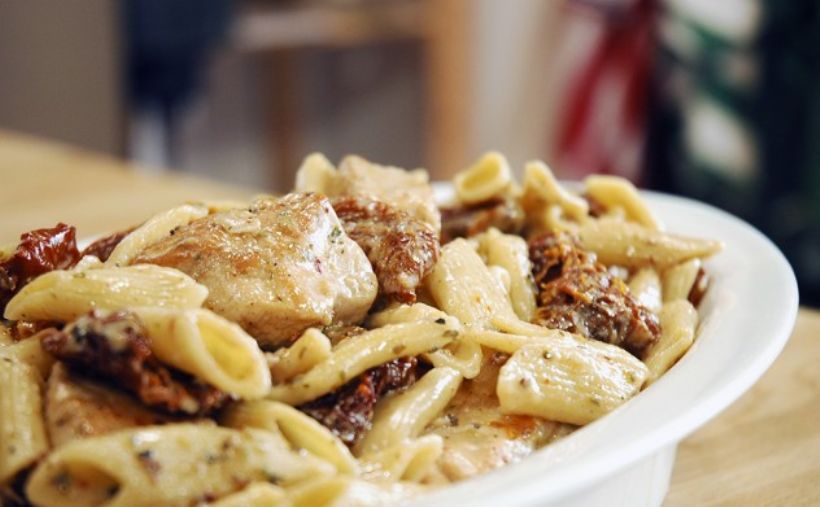 8 Kişilik Domatesli Kremalı Makarna Tarifi ve Malzemeleri