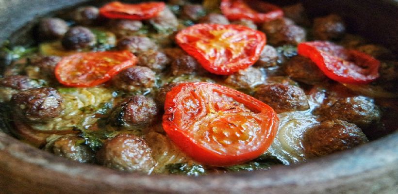 8 Kişilik Güveçte Salçalı Köfte Tarifi ve Malzemeleri