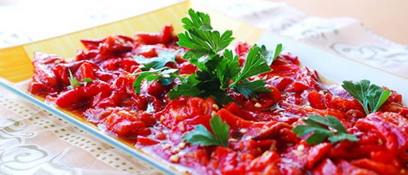 Közlenmiş Biber Salatası Tarifi ve Malzemeleri