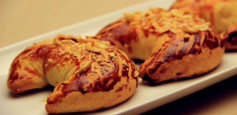 8 Kişilik Mayalı Ay Çöreği Tarifi Tarifi ve Malzemeleri