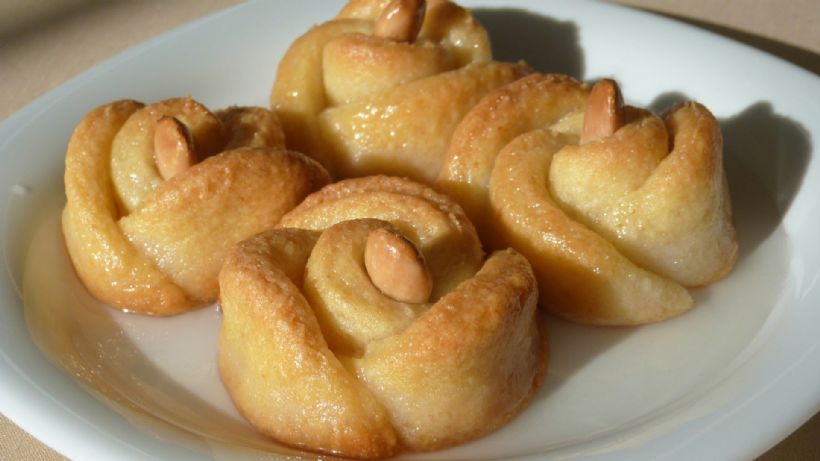 8 Kişilik Şerbetli Gül Tatlısı Tarifi ve Malzemeleri