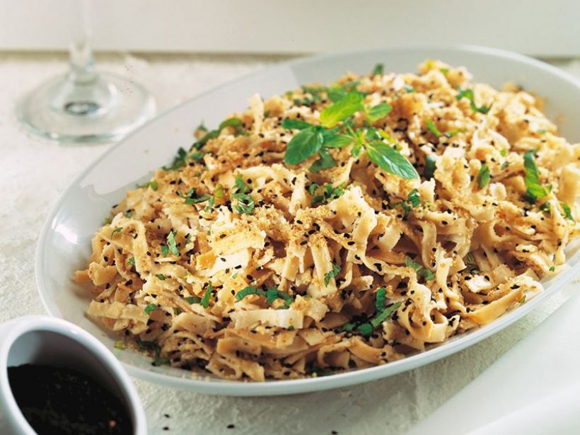 Tavuklu Erişte Salatası Tarifi ve Malzemeleri